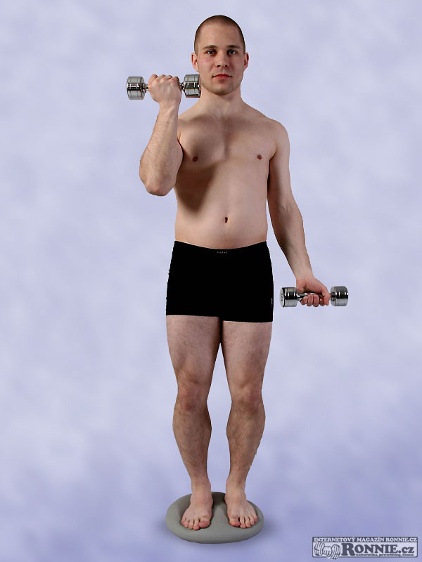 Bicepsov� zdvih v korigovan�m stoji na dynairu