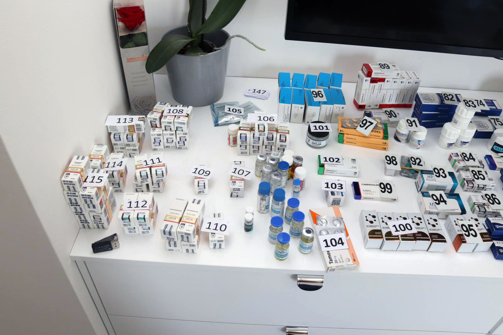N�kter� ze zaji�t�n�ch l�tek (foto: Policie �R) 